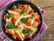 Рецепта Салата с макарони / паста, пилешки хапки от филе и пресни зеленчуци (броколи и чушки)